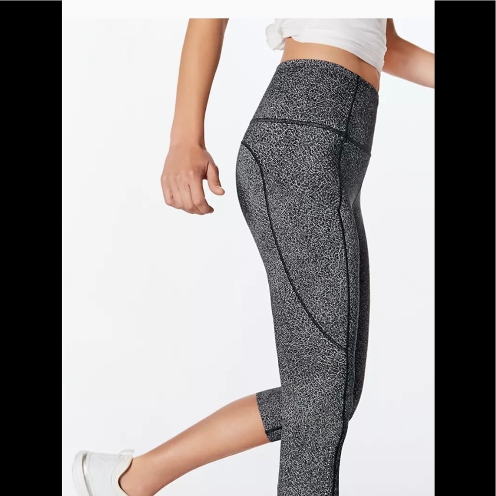 Lululemon Size 6 Crop Leggings Excellent Condition
